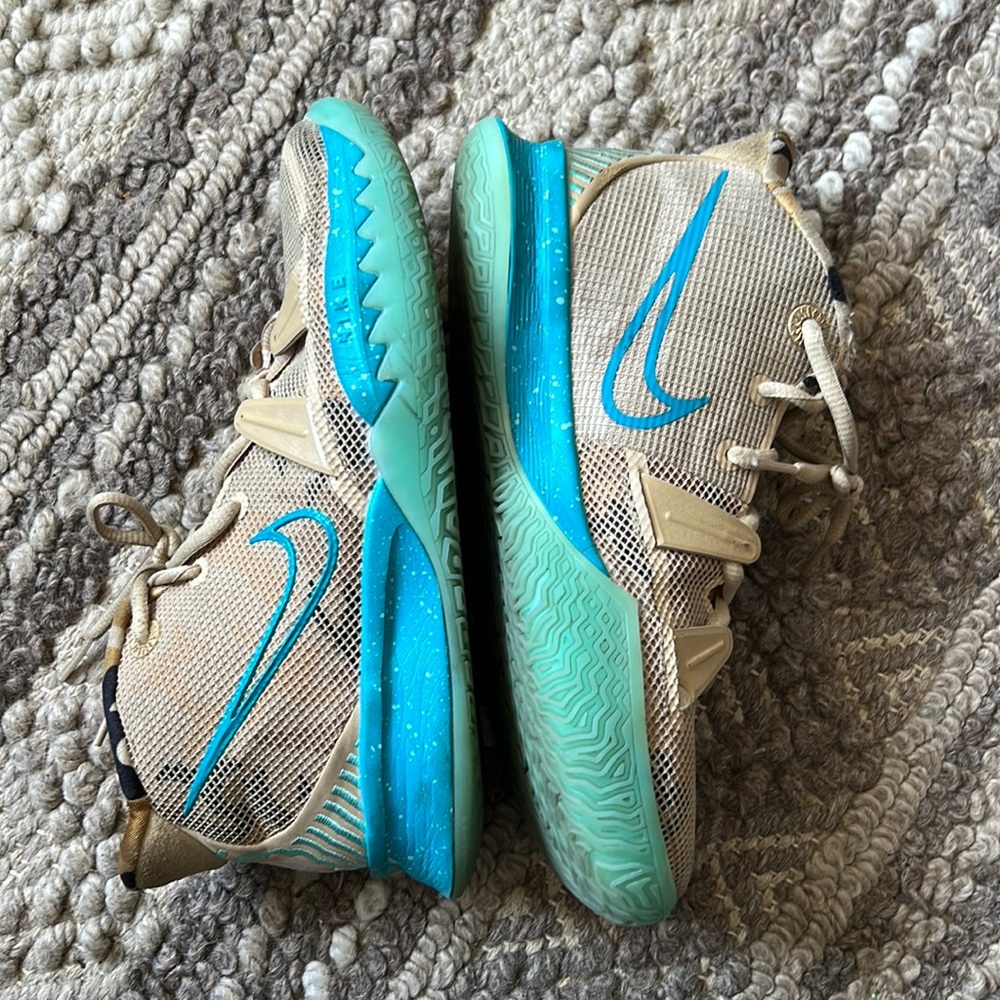 Boys size 5 Nike basketball shoes